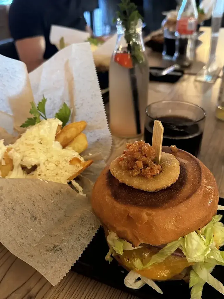 Sevval Kaplankiran_Leo - Essen | Trinken | Schlafen | Tanzen_Abtissendorf_review