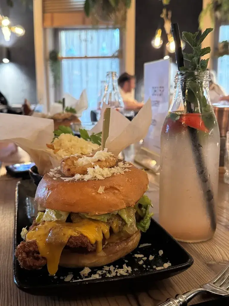 Zumral Kaplankiran_Leo - Essen | Trinken | Schlafen | Tanzen_Abtissendorf_review