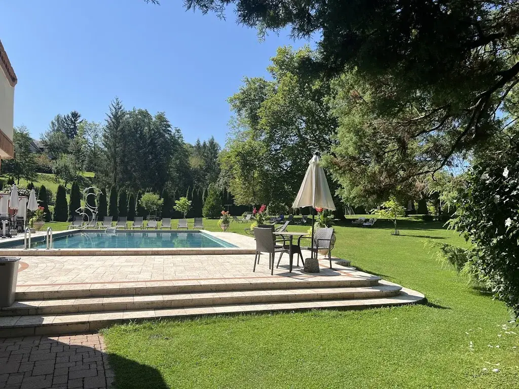 Franklin Dathy_Gartenhotel Kloepferkeller_Aibl_review