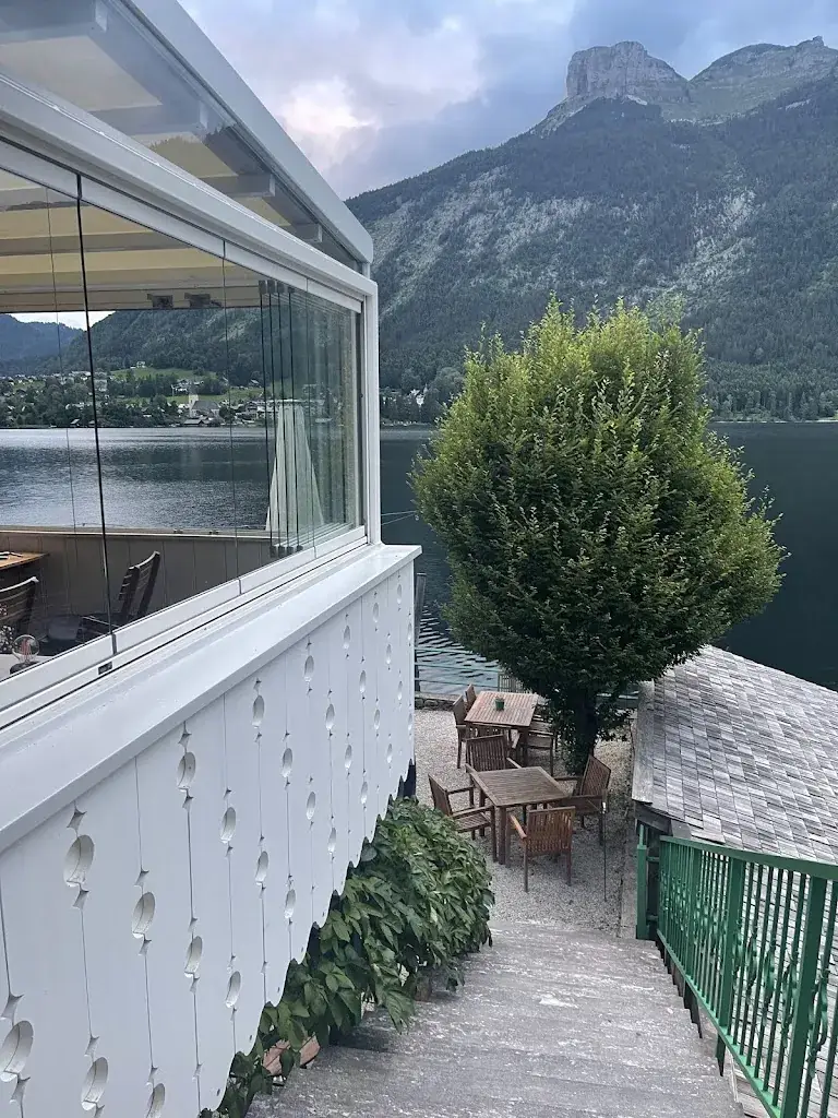 Sana Khan_Strandcafe Restaurant_Altaussee_avis