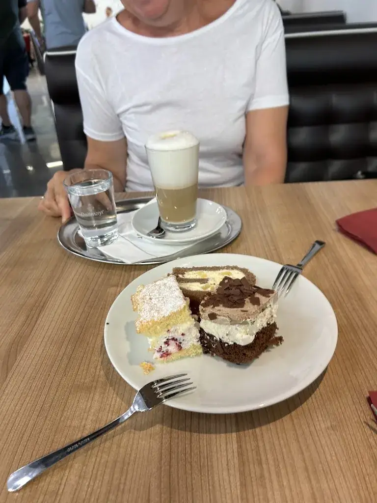 Reinhard Hoffmann_Café Manu_Bairisch Kölldorf_review