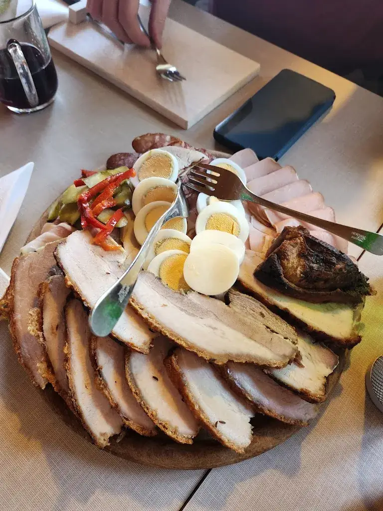 Buschenschank Mayer "Moar-Pertl" restaurant in Auersbach