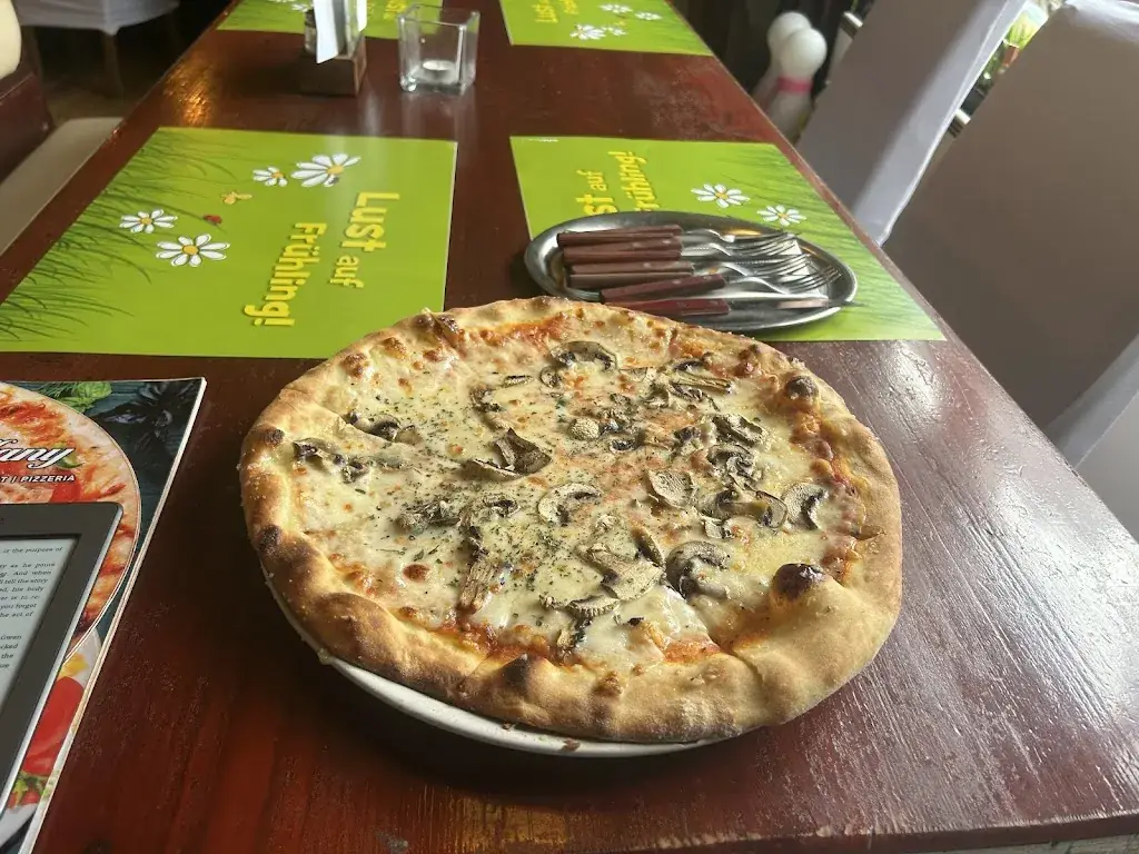 Emily Mae_Pizzeria Tiffany_Rechnitz_recensione
