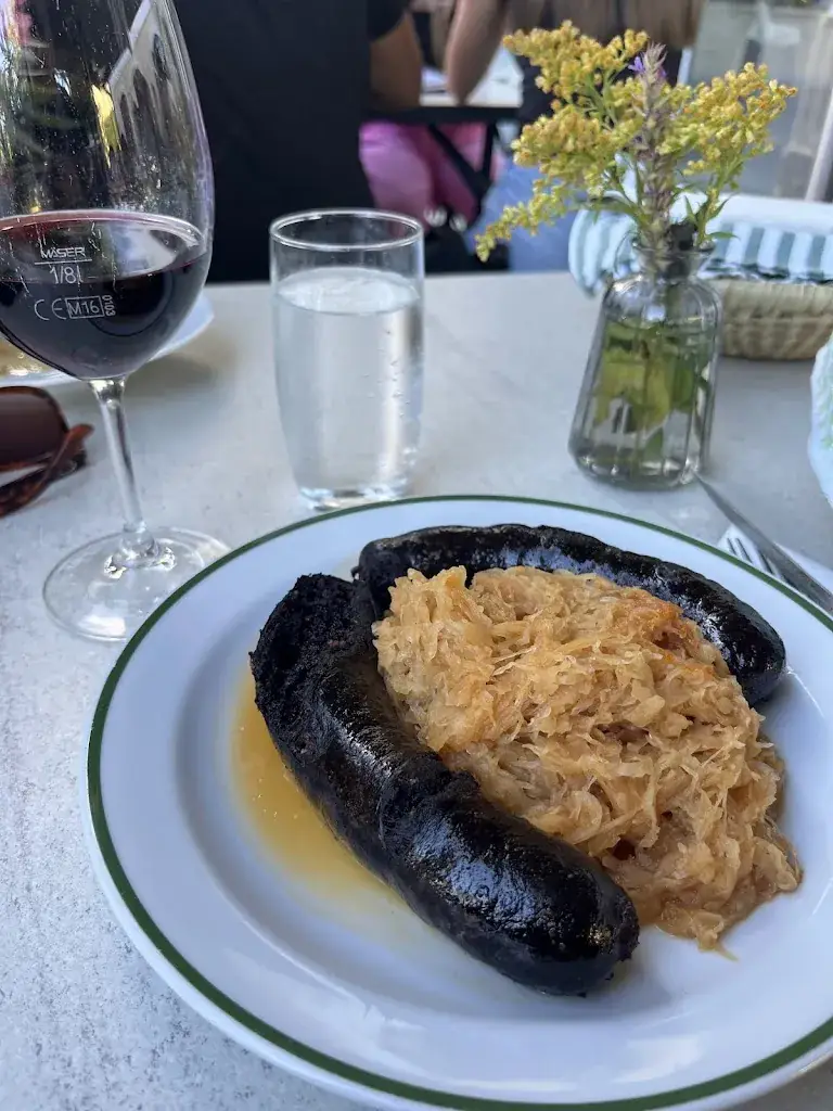 Swetlana M._Buschenschank Arkadenhof Mandl_Rechnitz_avis