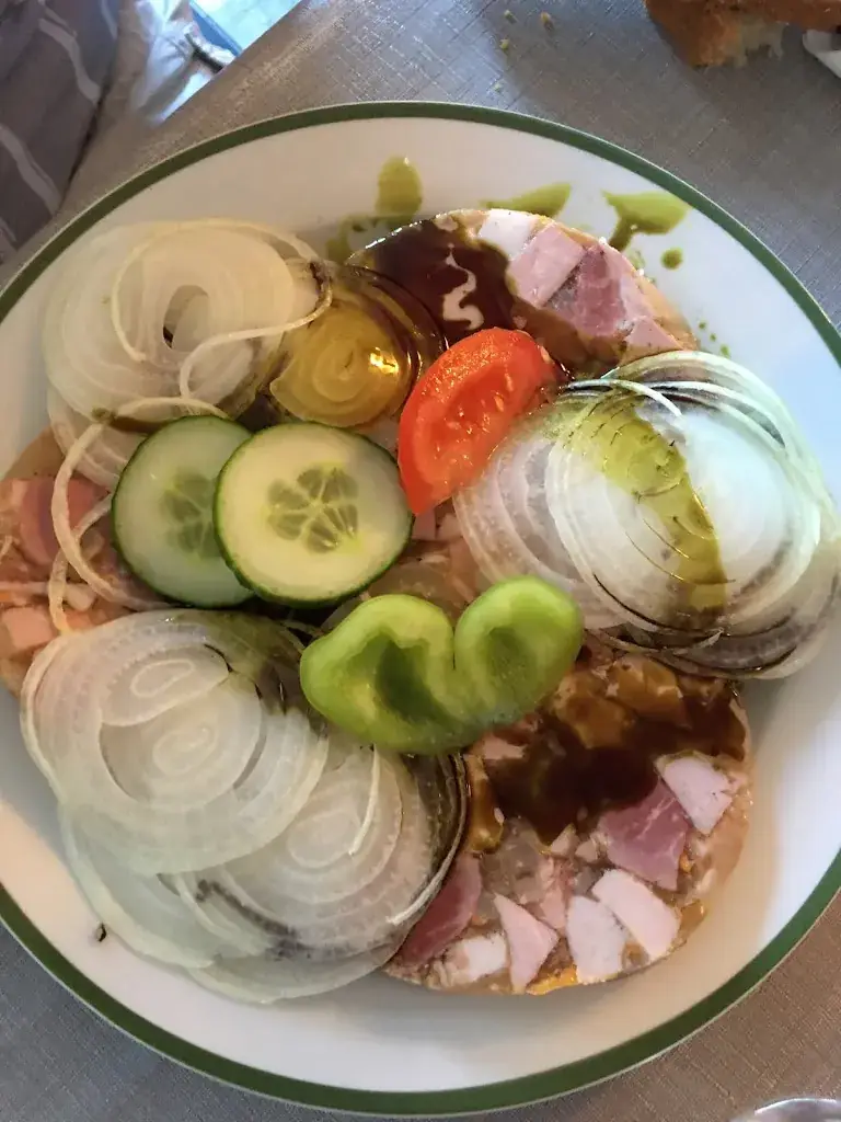 John Peter_Buschenschank Arkadenhof Mandl_Rechnitz_avis