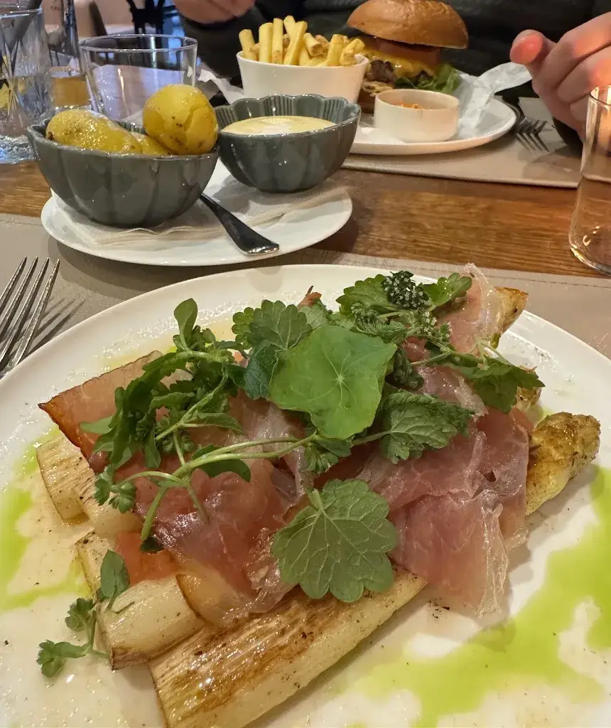 Cornelia Hartinger-Scheiner_Wirtshaus Lilli_Fehring_recensione