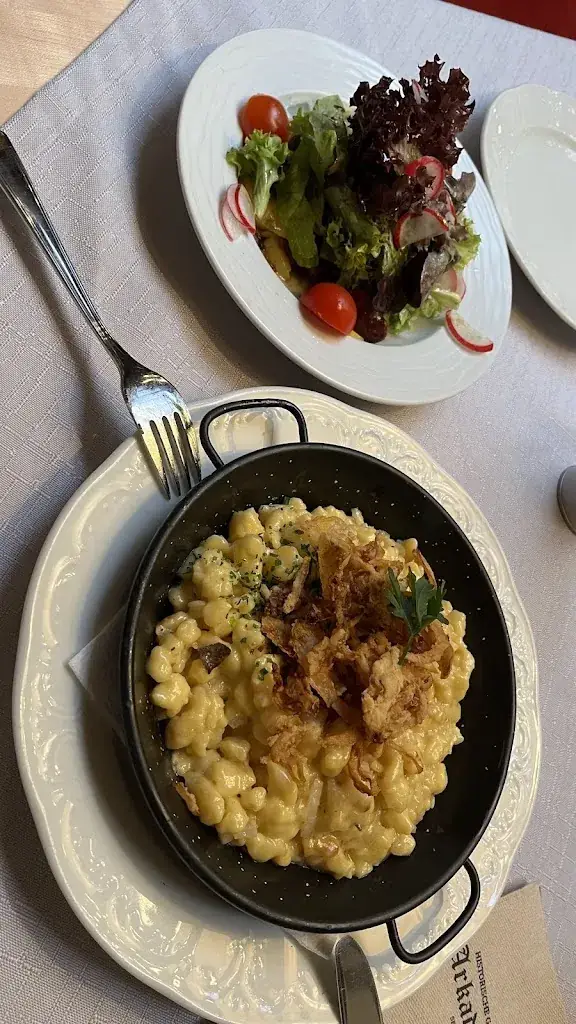 Michael Holzner_Arkadenhof Schwarzer Adler_Donawitz_review