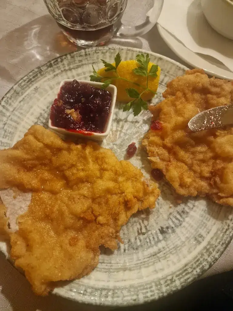 Andrew I_Arkadenhof Schwarzer Adler_Donawitz_review