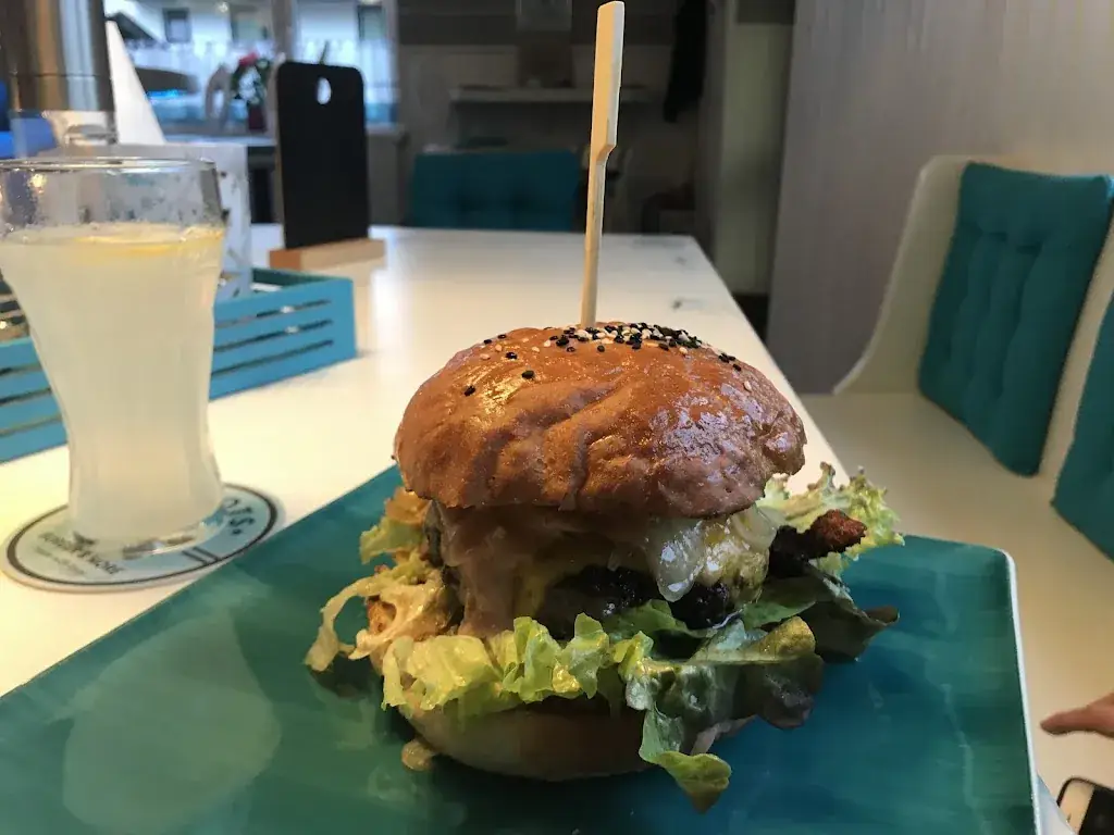 Nour H._Roots Burger & more - Thomas Brunner_Donawitz_review