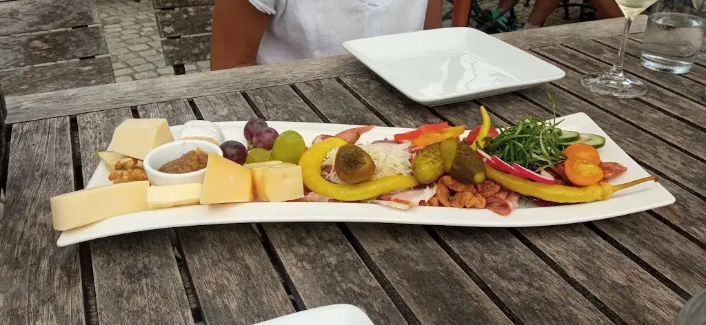 Emilio Ondarza_Wine shop Fabian Inh Johann Sloboda_Podersdorf am See_review