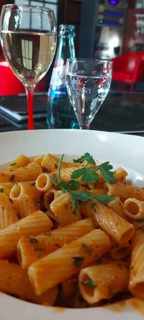 Irina Hogasoaia_Café Bar Paparazzo_Friedberg_recensione