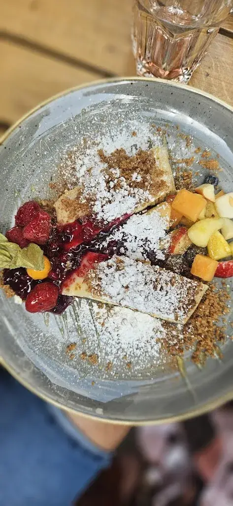 Tanja Dobrovoljski_Die Scherbe_Graz_avis