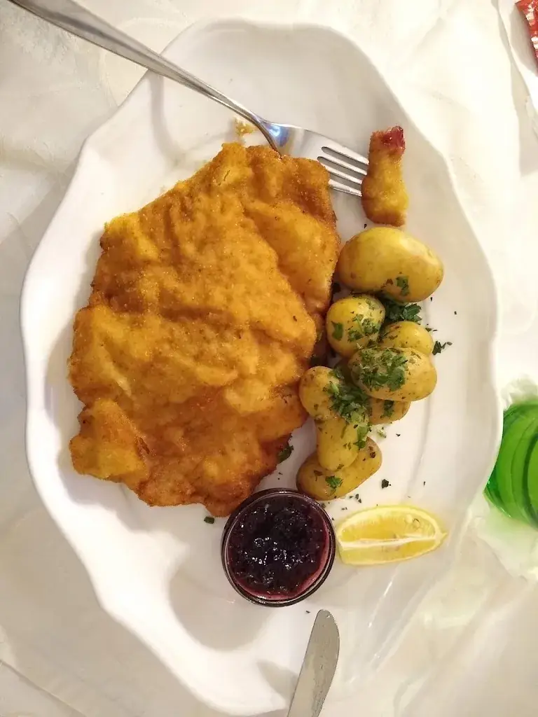 Peninah Lesorogol_Welscher Stub‘n_Graz Stadt_avis