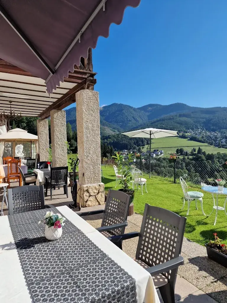 Terhi Dostal_Lambach Villa_Hönigsberg_avis