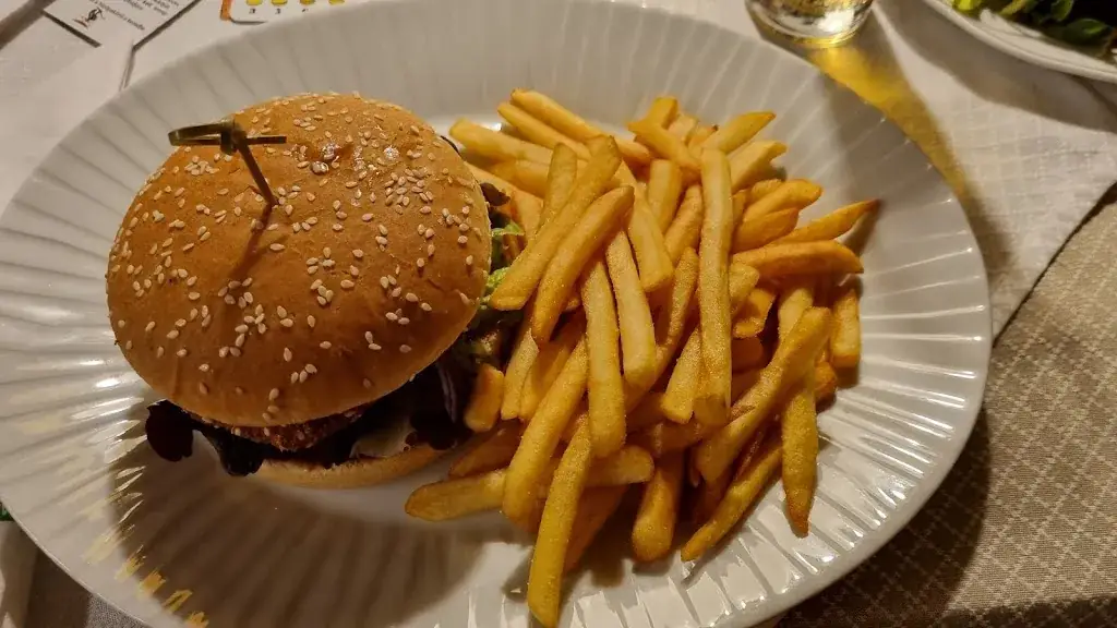 Balazs Zentai_Gasthof Murtalerhof_Krakauschatten_review