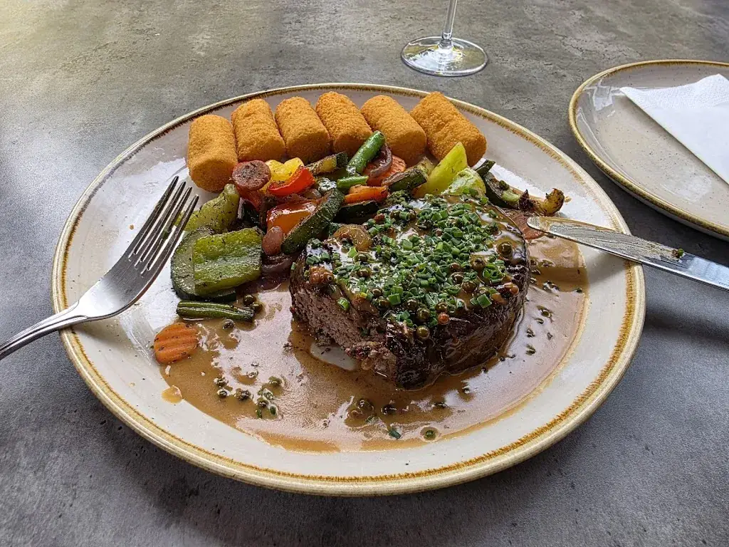 stephan bastiaens_Restaurant Kreischberg Eck_Krakauschatten_recensione