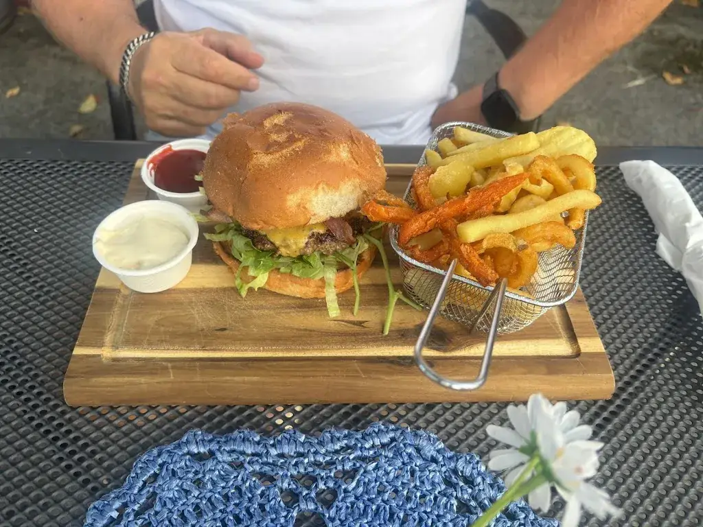 Roland Trimmel_Meet Luv_Schützen am Gebirge_review