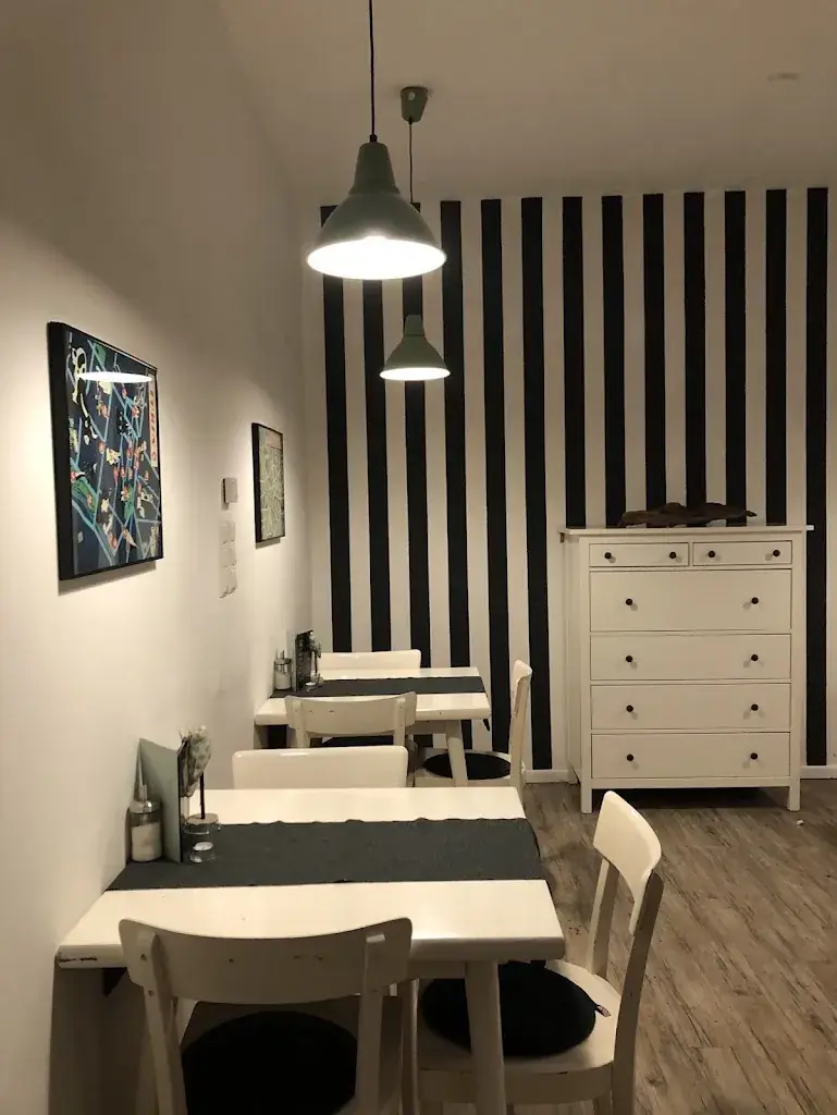 Manuel Mörth_Cafe on the square_Kumberg_review