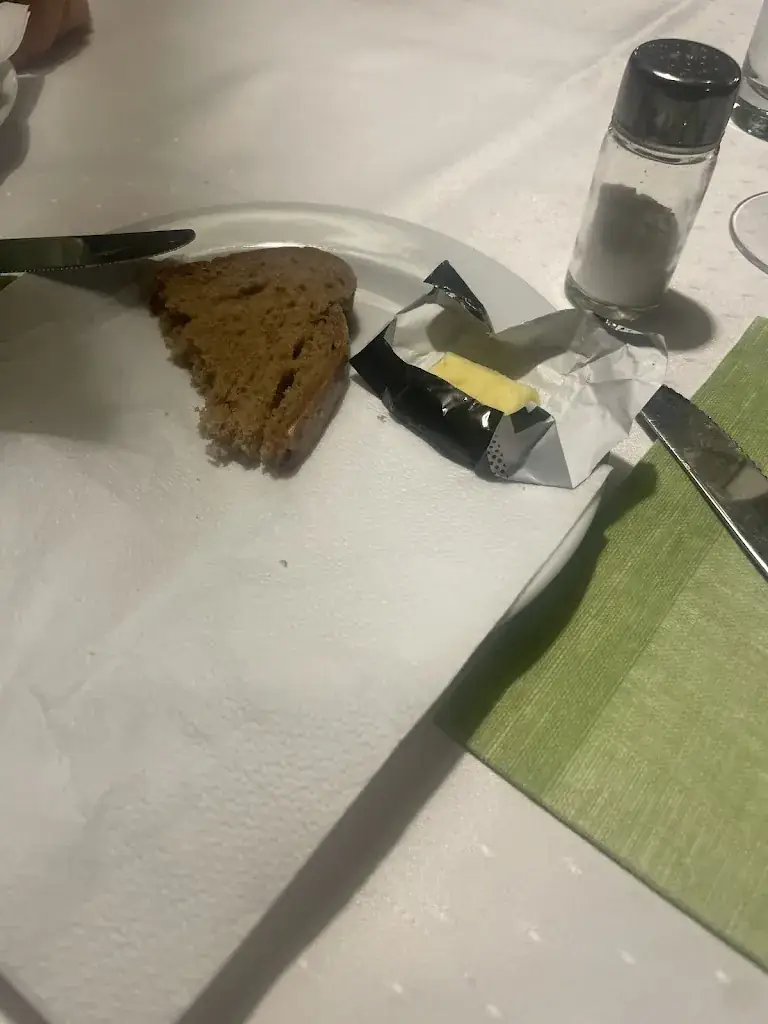 Ezgi Halatli_Häuserl im Wald_Mariatrost_review