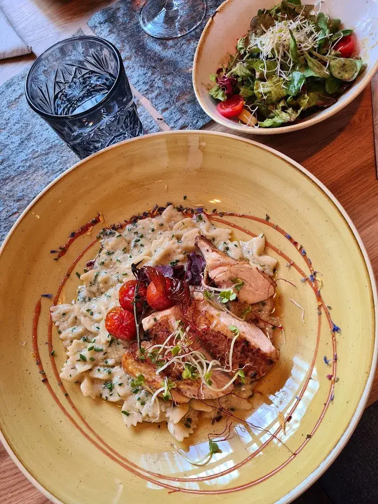 Carmen Pascaru_Cafe-Restaurant-Lounge 'Mittelpunkt'_Mitterdorf an der Raab_review