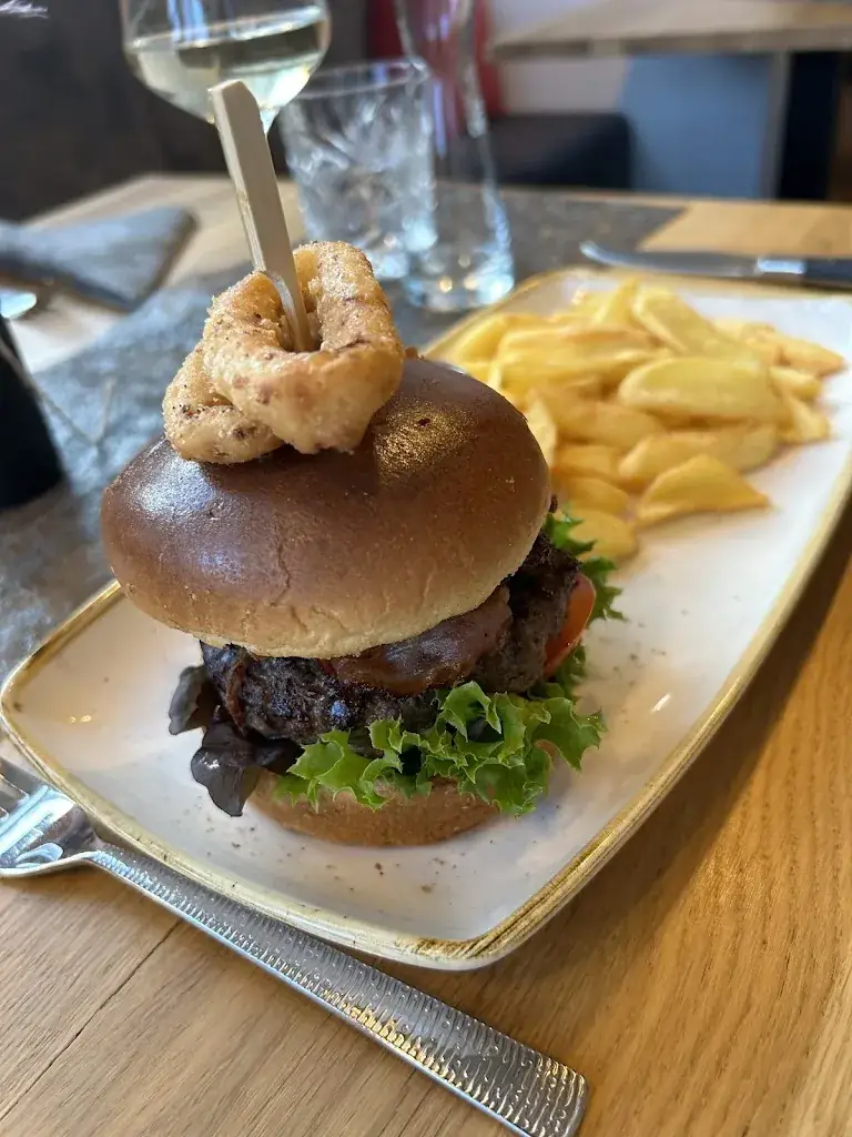 Roland Aspeck_Cafe-Restaurant-Lounge 'Mittelpunkt'_Mitterdorf an der Raab_review