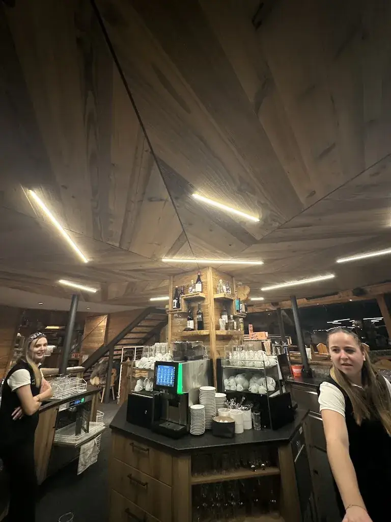 Jonas Moerschbacher_Après Ski - Pizzeria Happy Alm_Michaelerberg_review