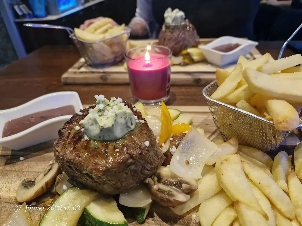 Hanna Kronsteiner_Cafelounge White_Liezen_review