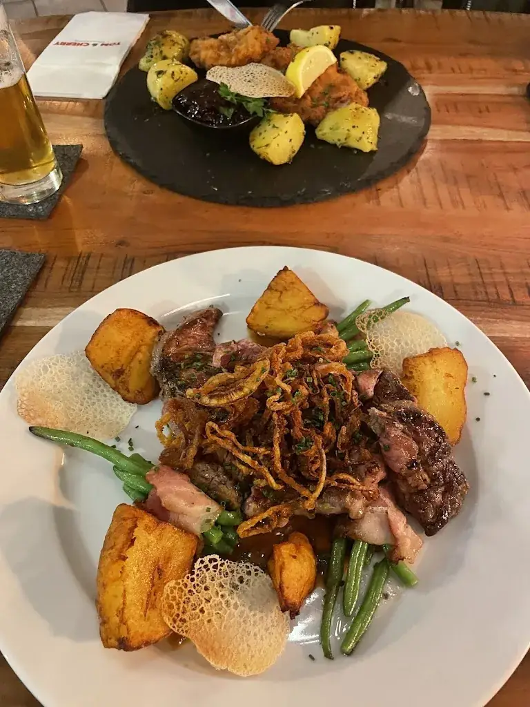 Patrik Písečný_Tom & Cherry_Liezen_avis