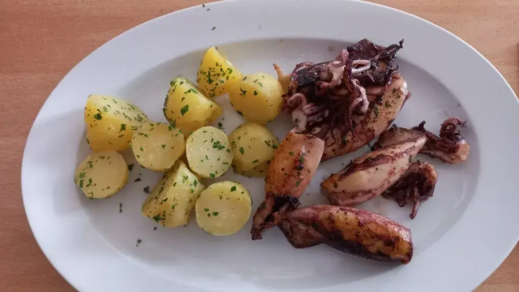 Gabriela Jenisch_Mikes Cafe Pub_Stadtschlaining_avis