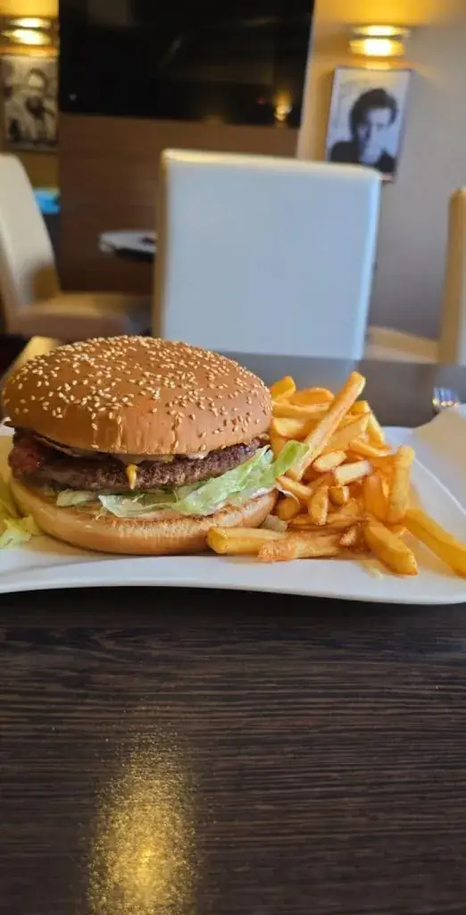 Damir Alijagic_Pizzeria Living Cafe Bar Pöls_Oberkurzheim_avis