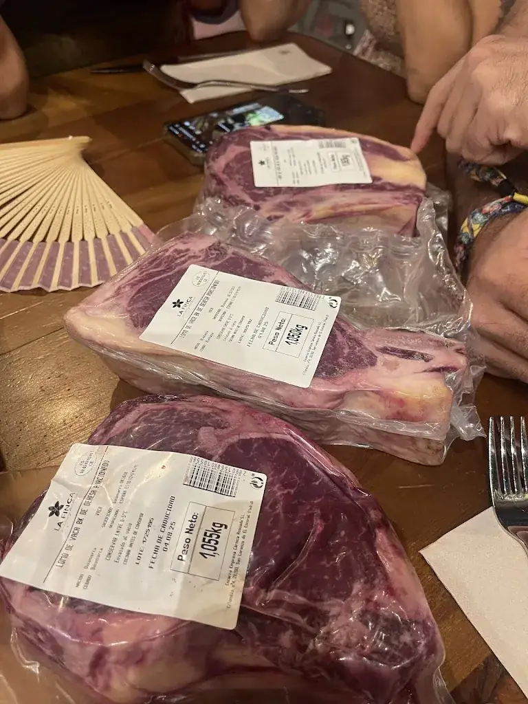 Adam Joseph_SteakBurger Bar_Strem_avis