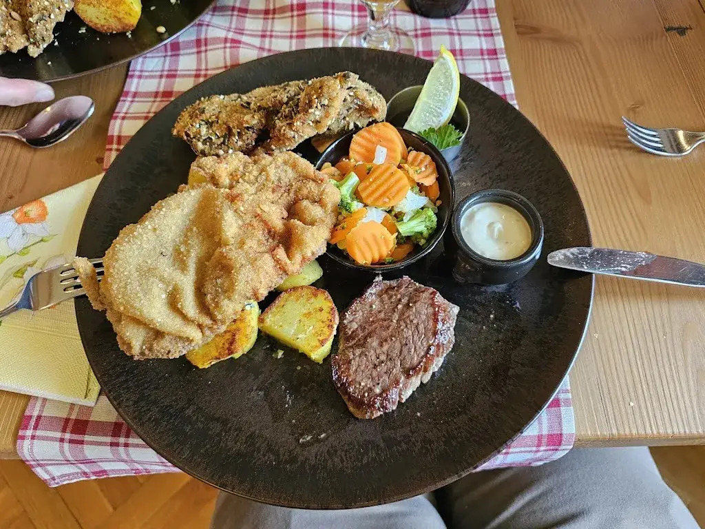 Reinhard N_Almenlandwirt Haider_Passail_review