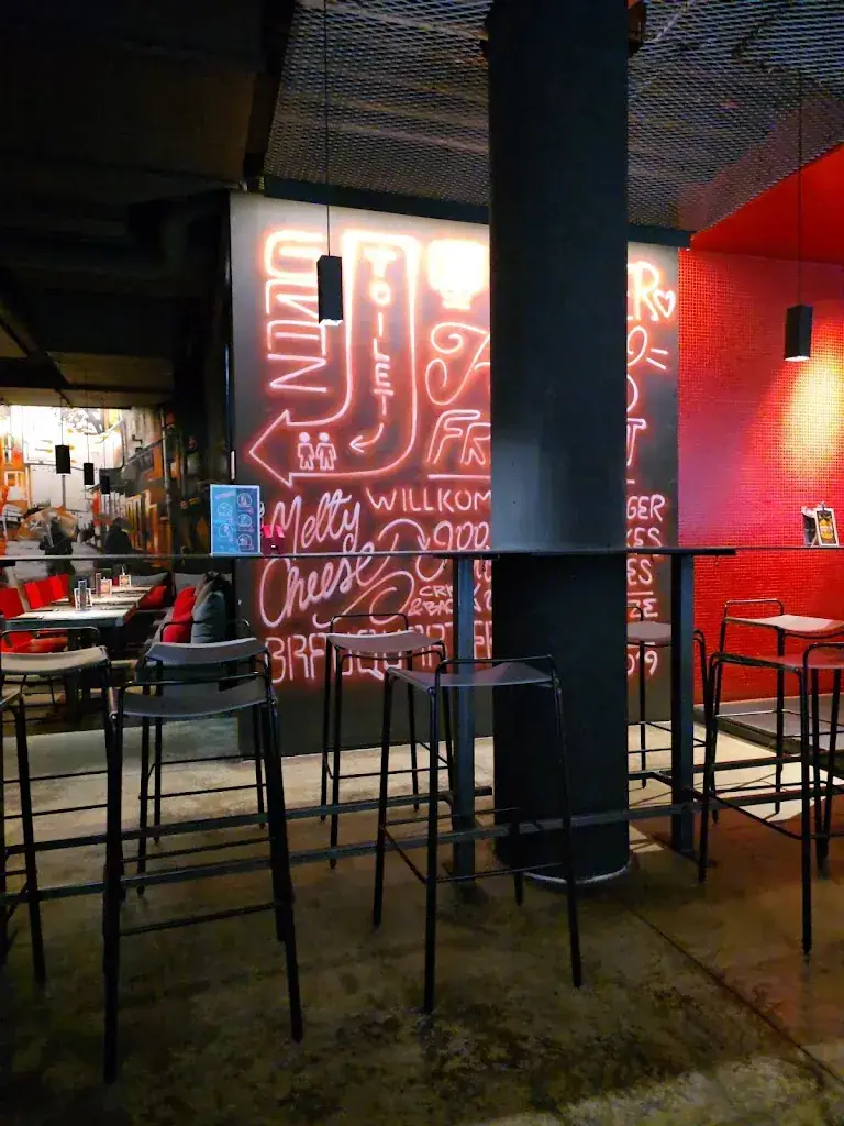 Mark Pfeiffer_Freigeist Burger - Brauquartier_Puntigam_review