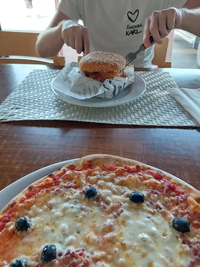 Ute Thomson-Scheer_Restaurant-Pizzeria Akkavaara_Salla_avis