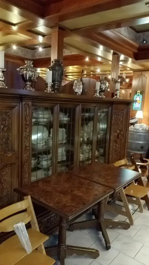 Mazin Kutbi_Hardys Bar and Restaurant_Rust_avis