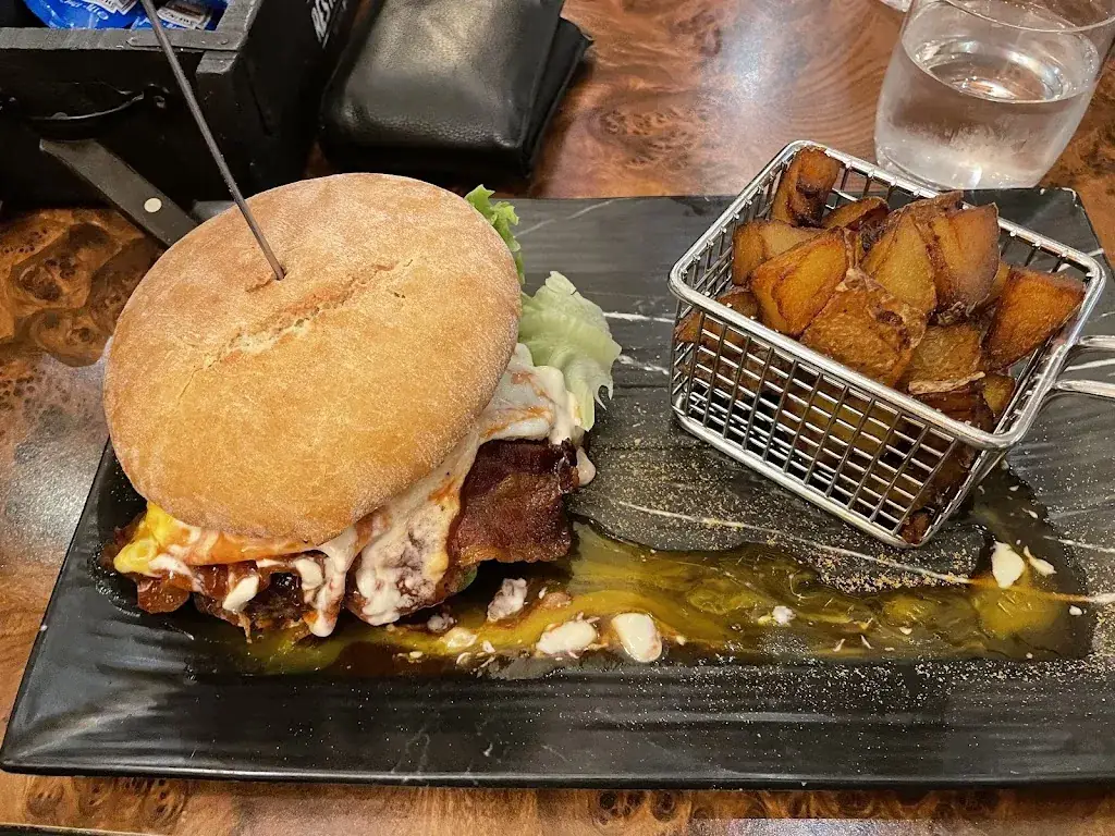 Roko Krpan_Hardys Bar and Restaurant_Rust_avis