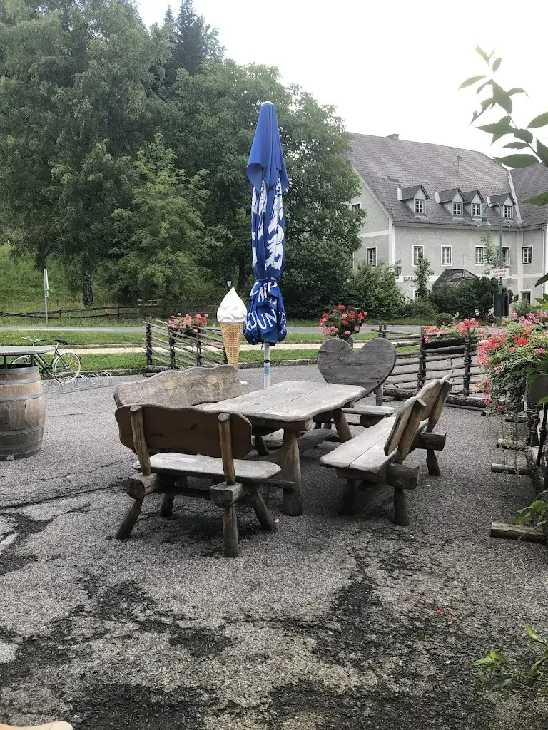 S'Dorfplatzl St.Kathrein a/H restaurant à Sankt Kathrein am Hauenstein