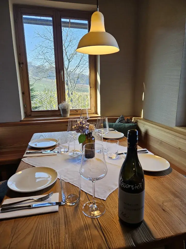 Valeriya_&Zeit: Die Buschenschank bei Polz_Spielfeld_review