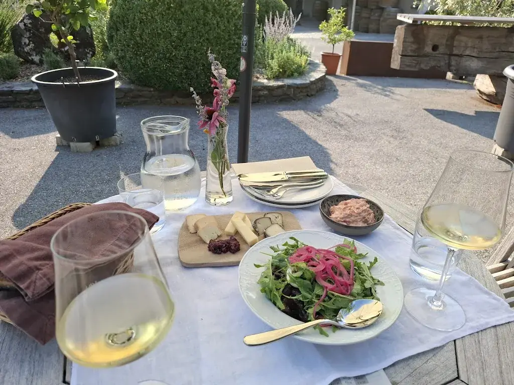 Udo Goebel_&Zeit: Die Buschenschank bei Polz_Spielfeld_review