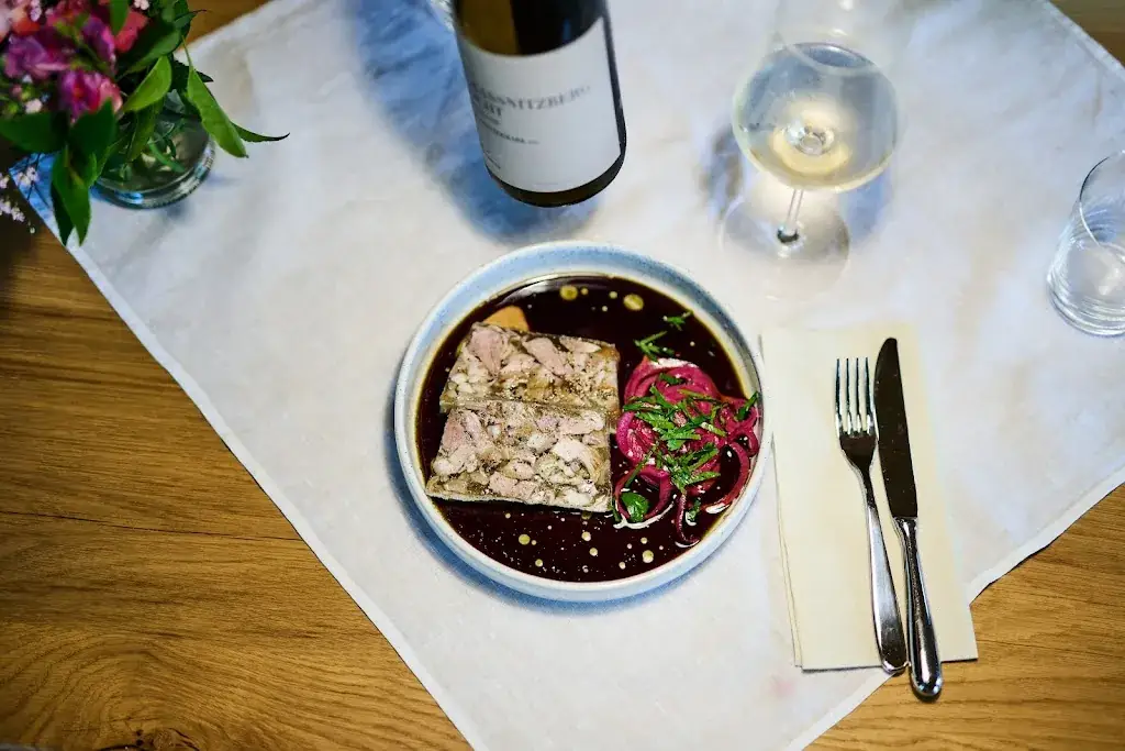 &Zeit: Die Buschenschank bei Polz_Spielfeld_slider_image_2