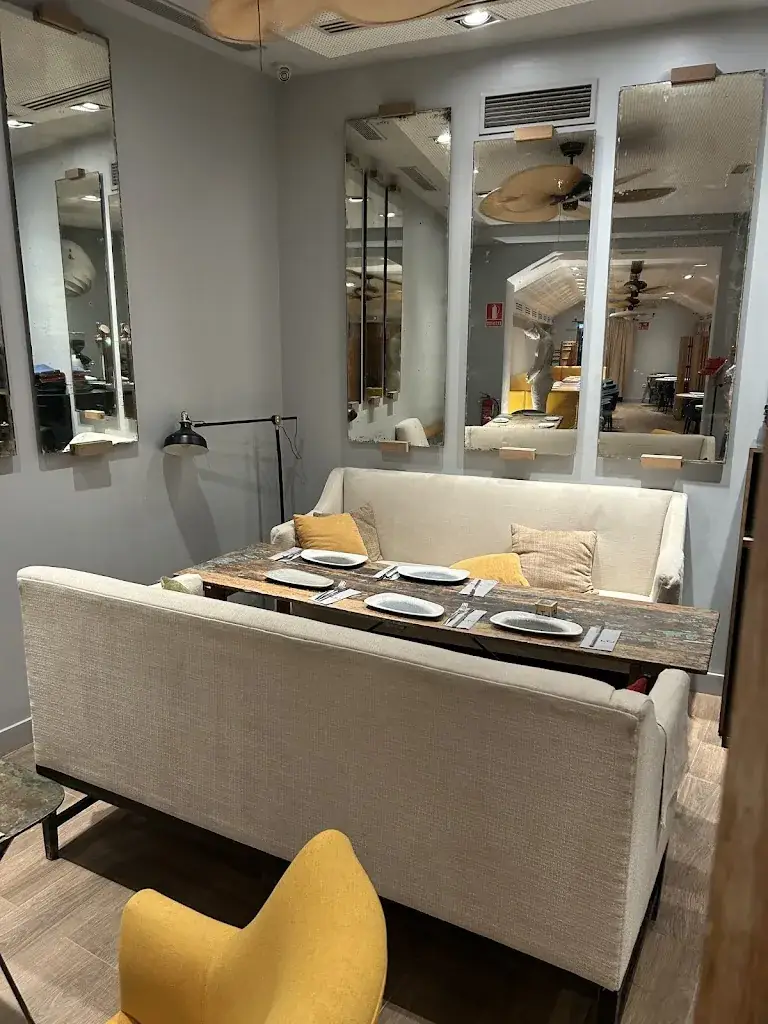 Manuel M Martinez Peña_Lateral Castellana 42_Thal_recensione