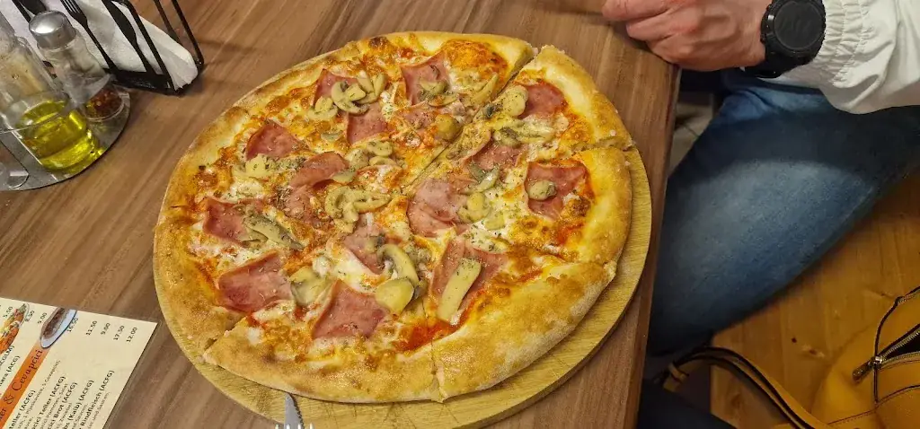 Agnieszka Szybalska (Agas)_Toni's Pizza & Kebap_Trofaiach_review