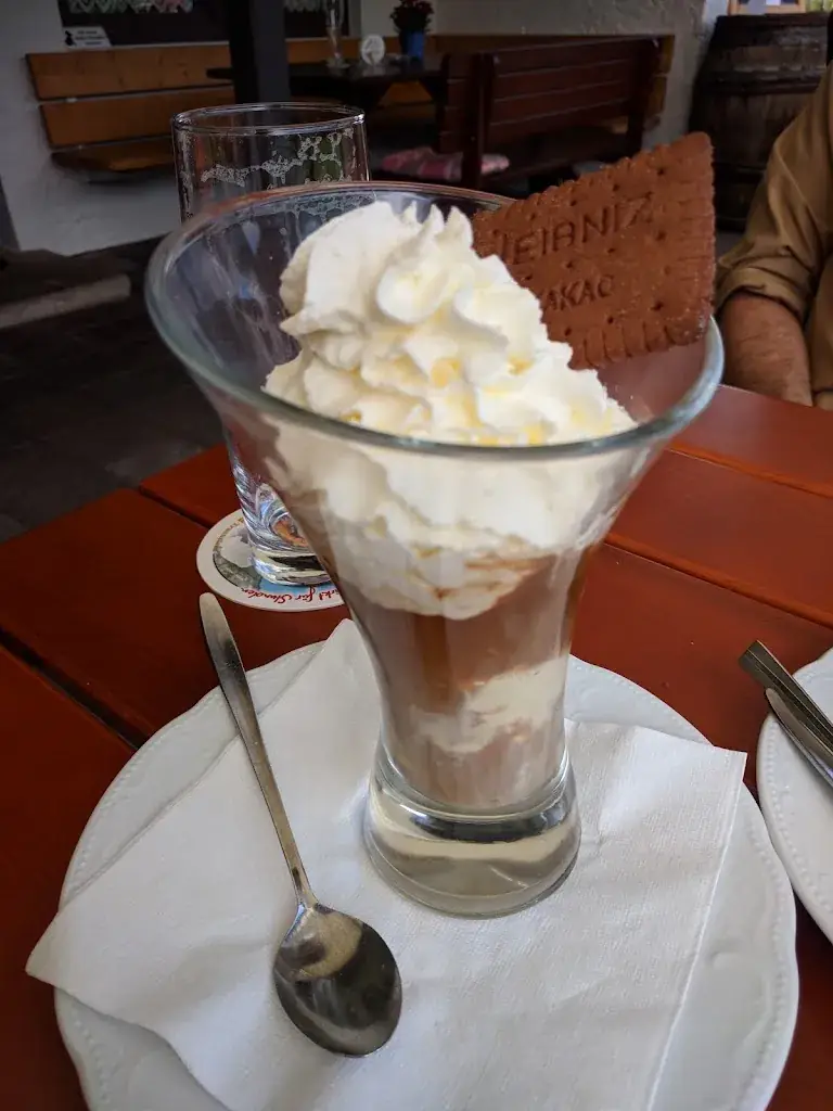 Sabrina Szeto_Wirtshaus - Schießstätte_Aschau_recensione