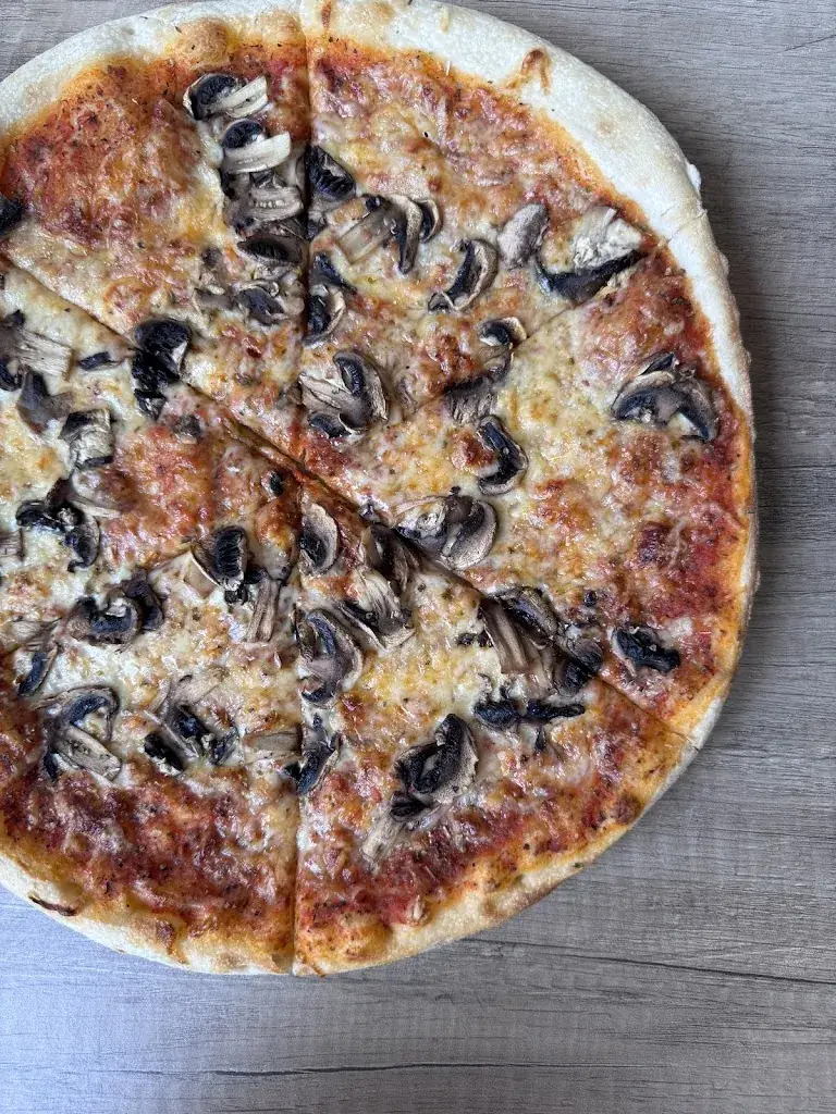 Zainab Boushehri_Pizzeria Kruma Bar Cafe_Aschau im Zillertal_review