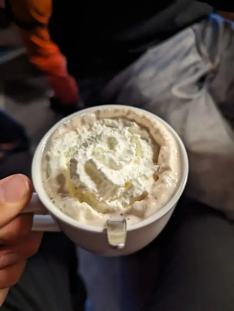 Julien van der waal_Abfahrtshütte_Aschau im Zillertal_review