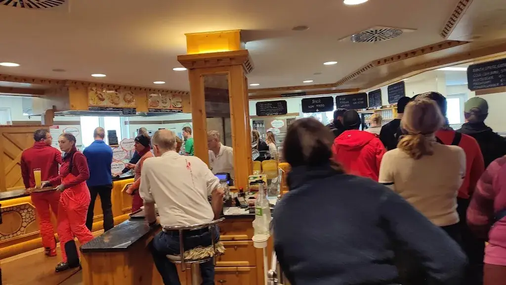 Irena I._Schnitzelhütte Erlebnisgastronomie_Aschau im Zillertal_avis