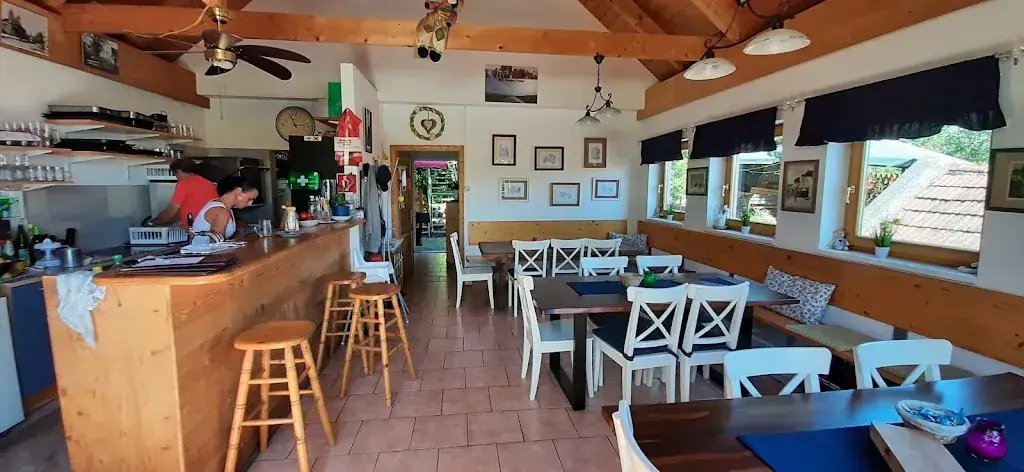 Heuriger "Zum Weitzer" ristorante a Winden am See