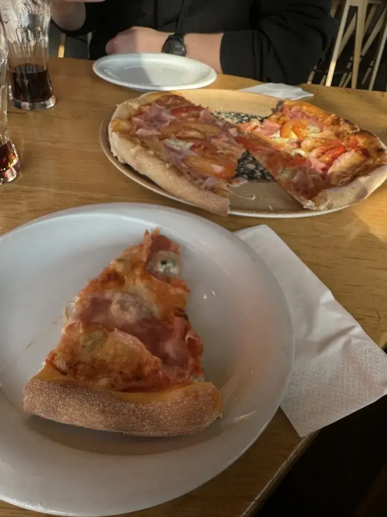 Julie Golubeva_Pizzeria Romantika_Barwies_review