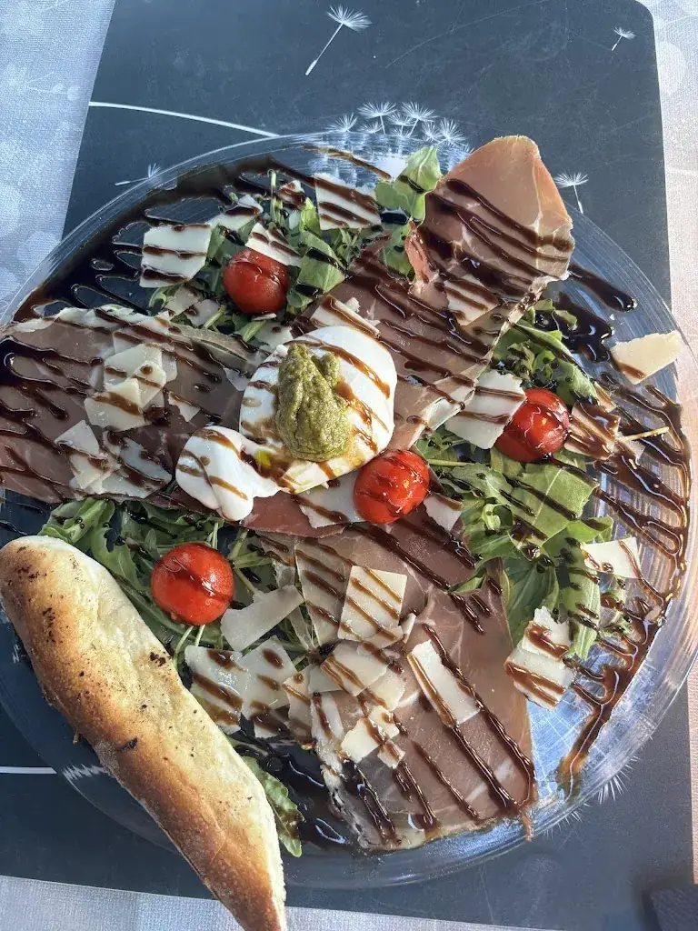 Ellie Rowley_Restaurant Schwarz Weiss_Axams_avis