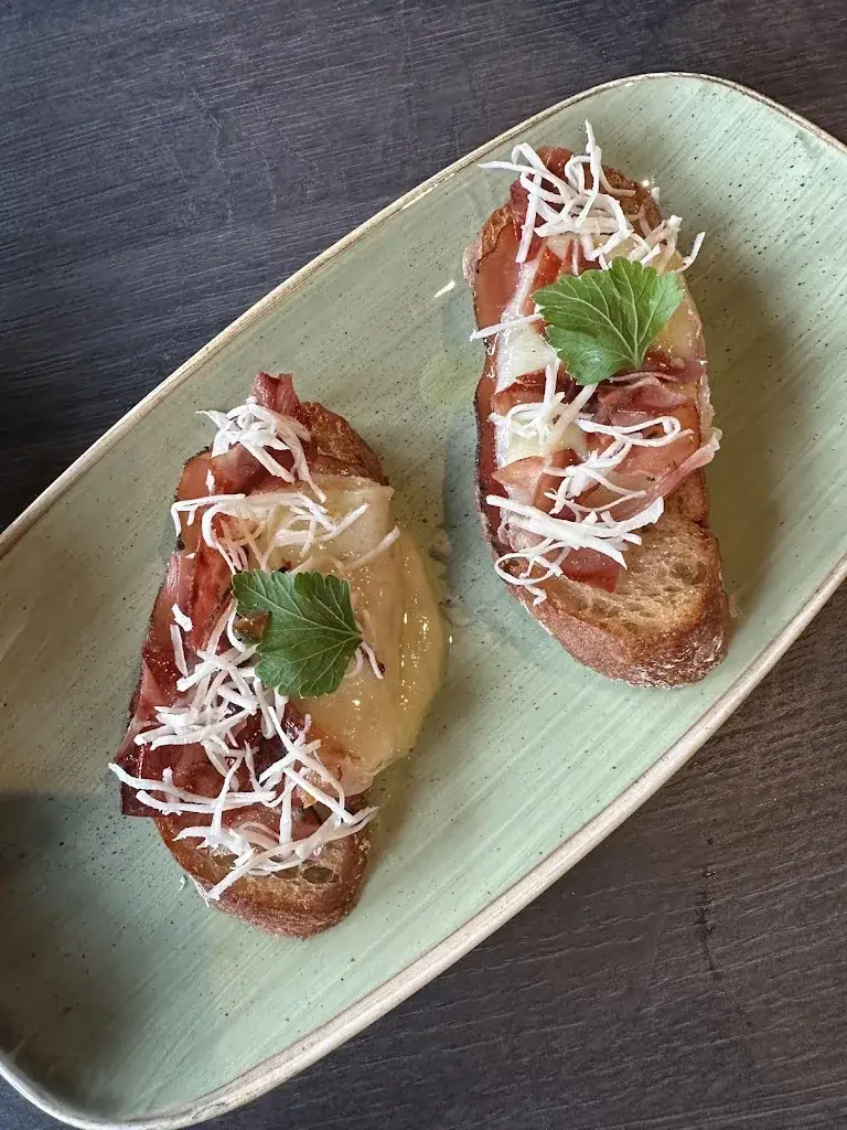 Jonathan L._The Secret - Pub und Restaurant_Berwang_review